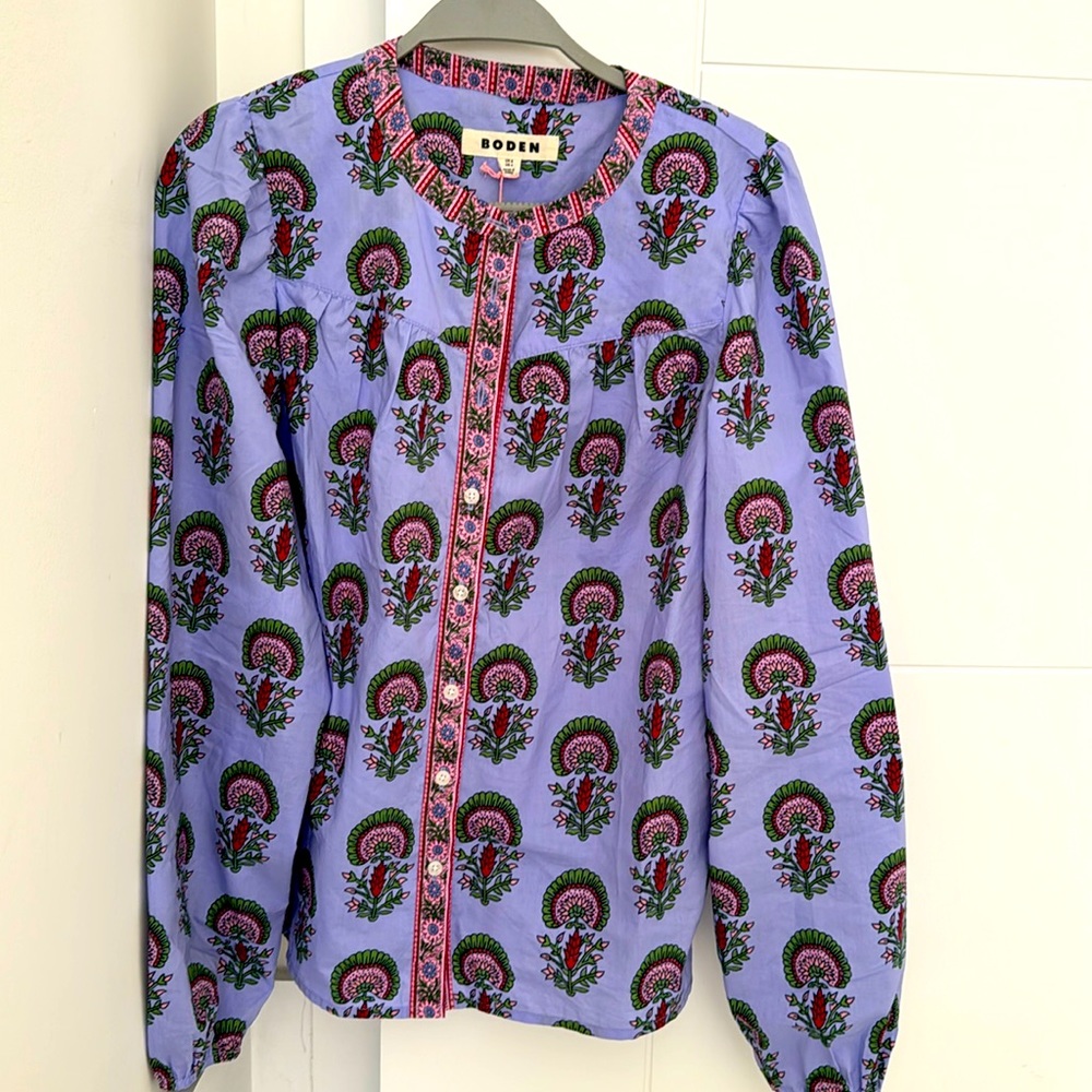 NWT Ladies Boden, purple size 4 top. 100% cotton floral block pattern.